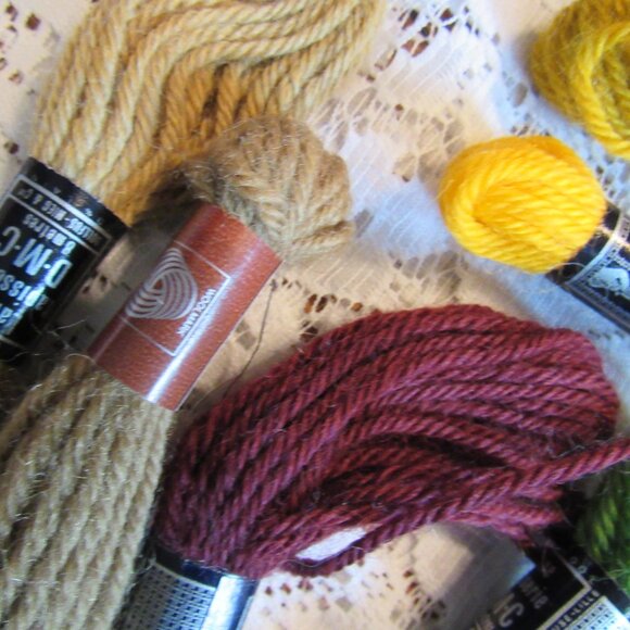 Lot of 40 Tapisserie Wool Yarn small skeins, multicolor.DMC,Anchor,Parley - Picture 6 of 6